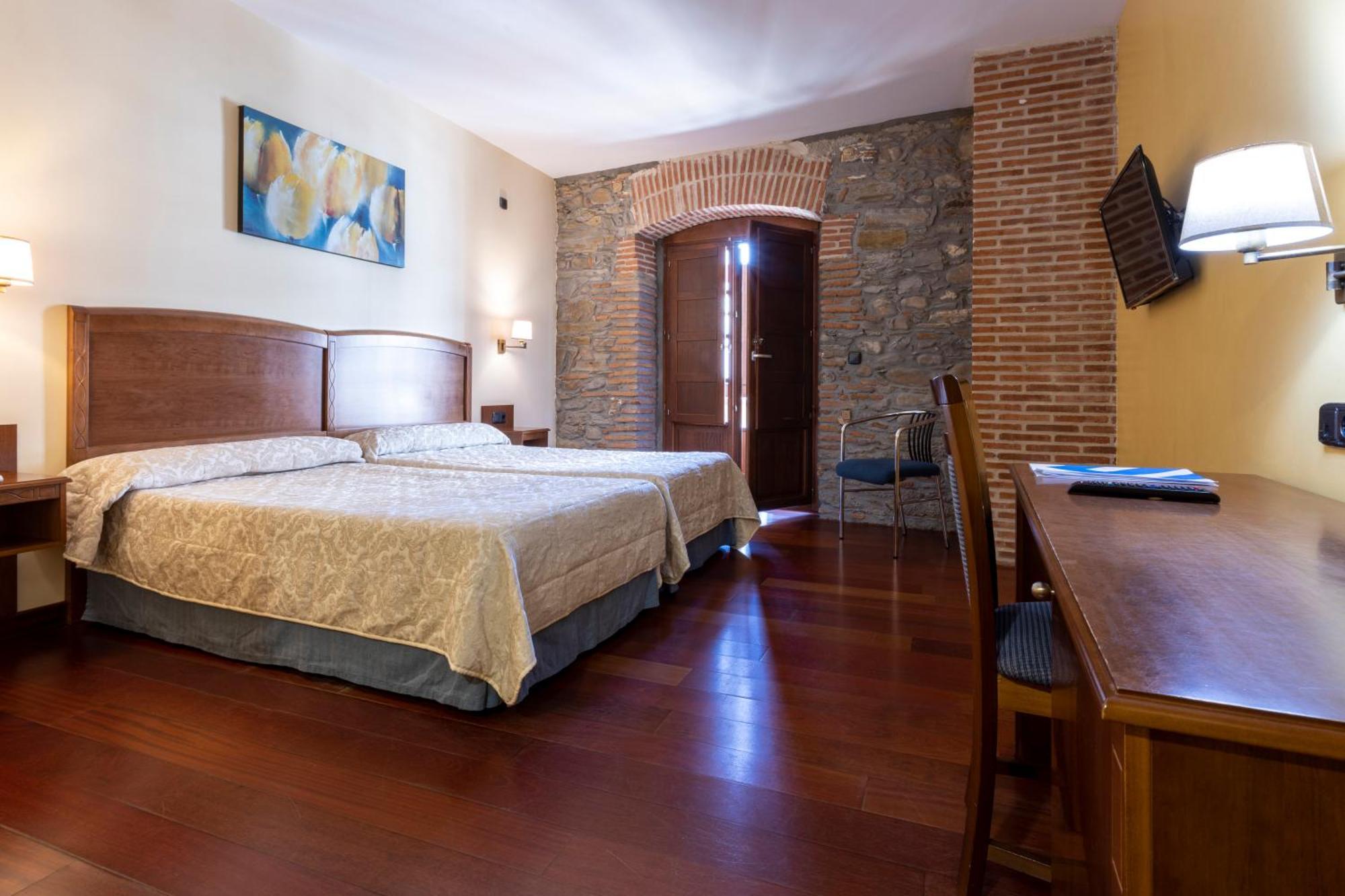 Hotel Aroi Bierzo Plaza Ponferrada Bagian luar foto